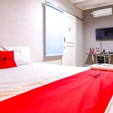 Hotel Reddoorz @ Citraland Sorabaya Extérieur photo